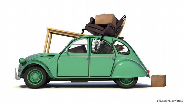 Ein 2CV (Ente) vollbepackt mit einigen Umzugsgütern