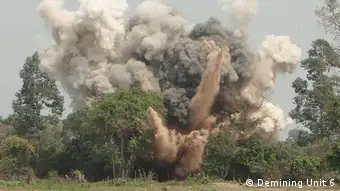 Demining Unit 6 Sprengung von Munition Minenräumer in Kambodscha