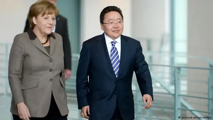 Bundeskanzlerin Angela Merkel (CDU) und der Präsidenten der Mongolei, Tsakhia Elbegdorj, kommen am Donnerstag (29.03.2012) nach einem Treffen zu einer Pressekonferenz im Kanzleramt in Berlin. Der Gast aus der Mongolei hält sich zu einem mehrtägigen Staatsbesuch in Deutschland auf. Foto: Hannibal dpa/lbn +++(c)