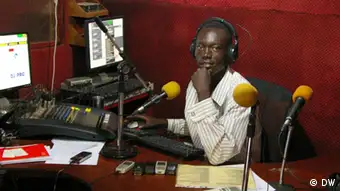 Sudanesischer Radiojournalist im Studio (Foto: DW).