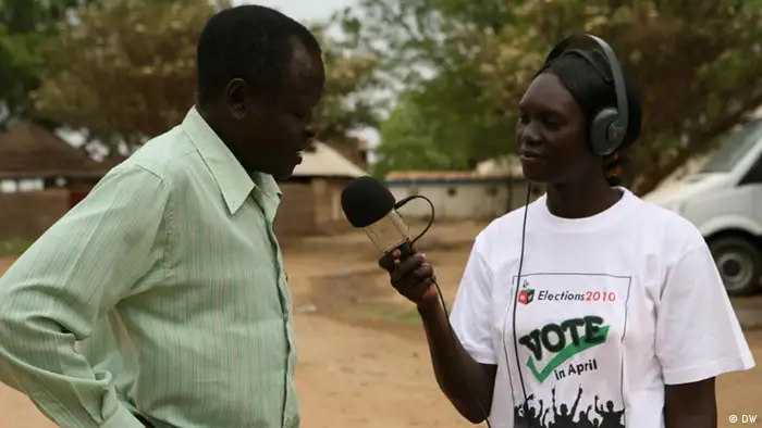 Eine Teilnehmerin eines Radiotrainings der DW Akademie in Juba, Südsudan interviewt einen Passanten (Foto: DW).