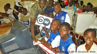 Quelle: Isidore Doudou. Verantwortlich für das Hörer Klub von ABIDJAN - Elfenbeinküste Les amis de la Deutsche Welle Wo ? ABidjan was ? das Hörer Klub von der DW in Abidjan => Aktionen in Schule, um über die DW zu sprechen
