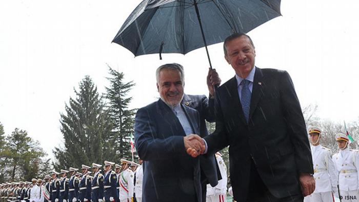 محمدرضا رحیمی معاون اول احمدی‌نژاد دست در دست اردوغان. او سه‌ روز دیگر به ترکیه می‌رود