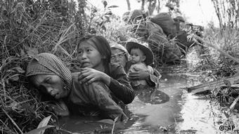 Vietnam 1966: Frauen und Kinder suchen in einem Graben Schutz
