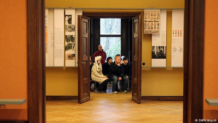 Eine Besuchergruppe im Haus der Wannseekonferenz (Foto: DW)