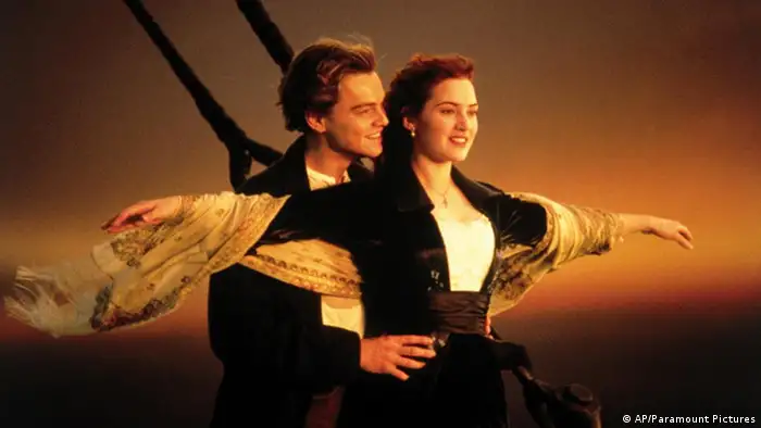 Leonardo DiCaprio şi Kate Winslet într-o scenă din filmul Titanic