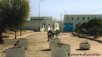 Durchfahrtssperren vor der Synagoge La Ghriba (Foto: dpa)
