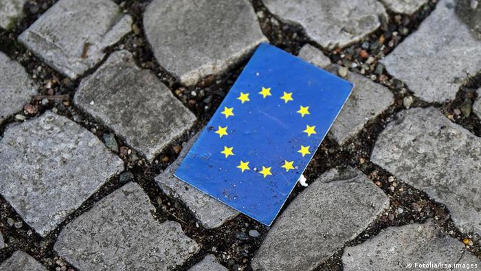 EU Flagge auf Pflastersteine Straße