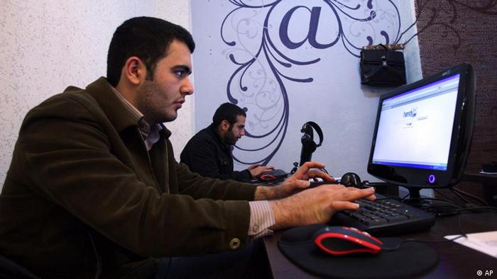 Iranische Studenten in einem Internet-Cafe in Teheran (Foto: AP)