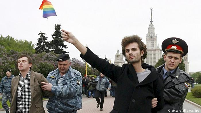 Russian policeman detain activists of gay movement during their gay parade attempt in Moscow (EPA/Igor Kharitonov)