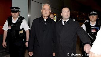 Biskup Richard Williamson je zbog negiranja holokausta uhićen na londonskom aerodromu nakon povratka iz Buenos Airesa 25.2.2009.