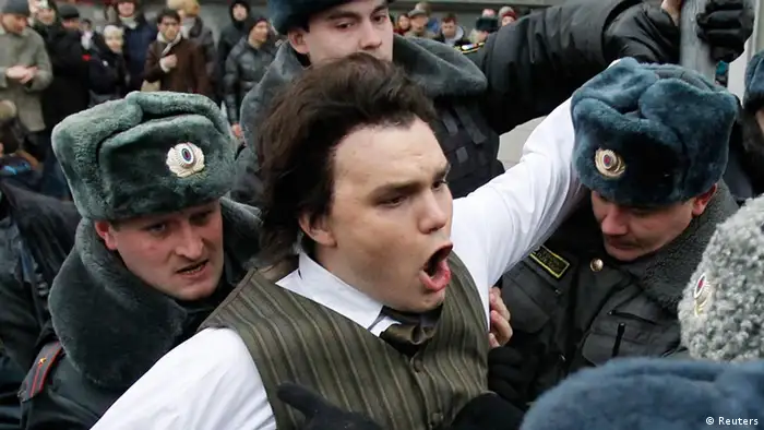 Interior Ministry officers detain an opposition activist during a protest rally to defend Article 31 of the Russian constitution, which guarantees the right of assembly, in Moscow March 31, 2012. REUTERS/Denis Sinyakov (RUSSIA - Tags: POLITICS CIVIL UNREST)