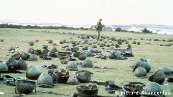Auf dem Boden verstreute Helme argentinischer Soldaten künden am 21.Mai 1982 in Goose Green auf den Falklandinseln von der Kapitulation der argentinischen Invasionstruppen. Am 2.April 1982 hatten argentinische Truppen die seit 1833 in britischen Besitz befindlichen Inseln besetzt, wobei die argentinische Militärjunta nicht mit dem erbitterten Widerstand Großbritanniens gerechnet hatte; Premierministerin Thatcher entsandte eine Armada von Kriegsschiffen. (Zu dpa-Feature Vor 15 Jahren: Englands 75-Tage-Krieg im Südatlantik vom 27.3.97) dpa