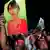 Anhänger Suu kyis halten ein Plakat von ihr in die Luft (Foto: REUTERS)