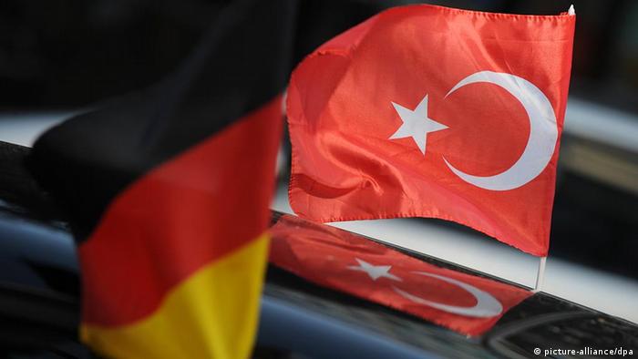 Eine deutsche und eine türkische Fahne wehen im Wind (Foto: dpa)