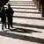 Touristen spazieren durch einen Säulengang auf der Museumsinsel Berlin (Foto: AP)