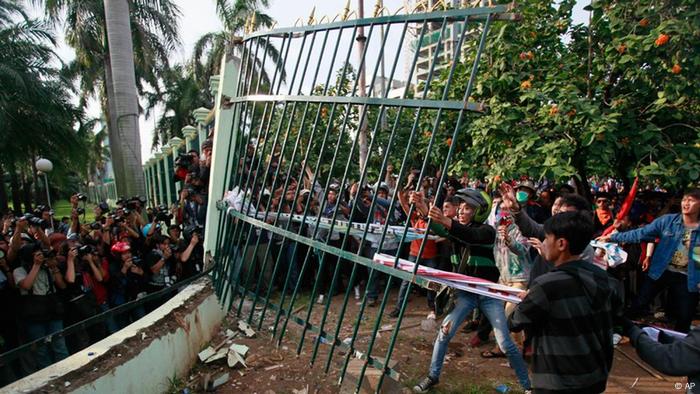 Proteste vor dem Parlament in Jakarta (Foto:AP/dapd)