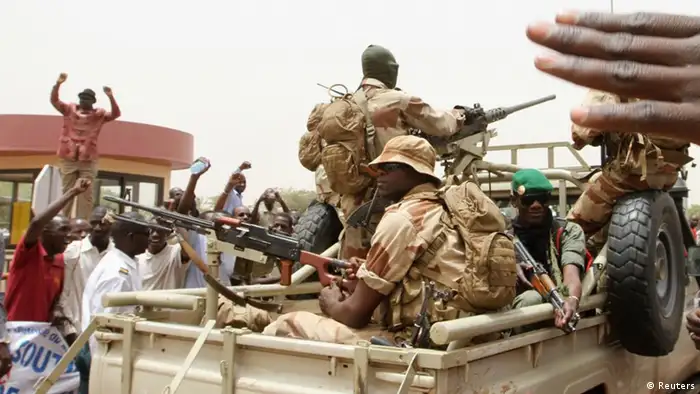 Soldats maliens en patrouille à Bamako
