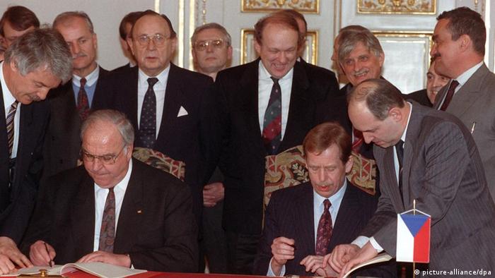 Германскиот канцелар Хелмут Кол и претседателот на Чехослаовачка Валав Хавел при потпушувањето на германско-чехословачкиот договор за соседска соработка на 27 февруари 1992 година