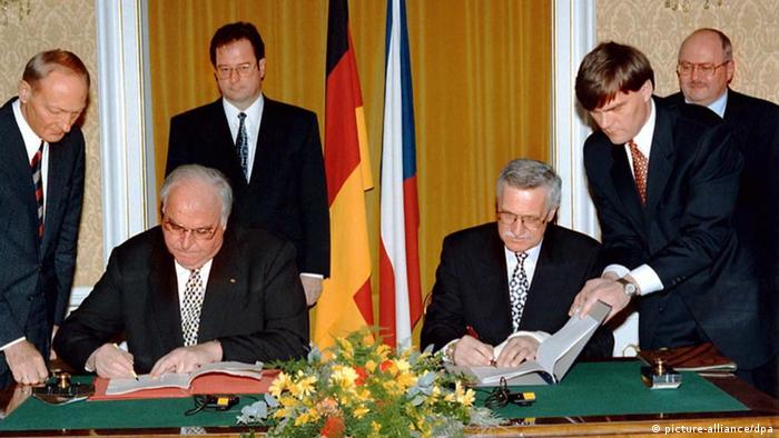 Kанцеларot Хелмут Кол и премиеротot Вацлав Клаус при потпишувањето на германско-чешката декларација за меѓусебните односи на 21 јануари 1997 година