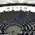 ARCHIV - Blick in das Europa Parlament in Strassburg waehrend der Rede des britischen Premierministers Gordon Brown am 24. Maerz 2009. Die Europawahl am 7. Juni ist fuer das EU-Parlament zugleich ein wichtiges Jubilaeum: Am 7. Juni 1979 wurden die Abgeordneten zum ersten Mal direkt von den Buergern gewaehlt. Bis dahin wurden die Parlamentarier von den Regierungen der einzelnen EU-Staaten entsandt. Mit der Wahl am 7. Juni wird das Europaparlament von derzeit 785 Abgeordneten auf 736 verkleinert. Deutschland als groesster EU-Staat wird aber unveraendert 99 Abgeordnete entsenden. (ddp images/AP Photo/Christian Lutz, Archiv) ** zu unserem Stichwort ** --- FILE - In this March 24, 2009 file photo a general view of the European Parliament is seen as British Prime Minister Gordon Brown delivers his statement in Strasbourg, eastern France. (ddp images/AP Photo/Christian Lutz, File)