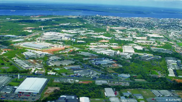 La zone industrielle au nord de Manaus