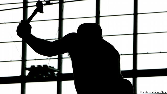 Symbolbild - Schwarzarbeit - Schwarzarbeiter: Ein Arbeiter mit einem Hammer in der Faust beim Ausholen zum Schlag, links ein Kollege mit einem Akkuschrauber in der Hand, aufgenommen am 14.09.2006 in einer Halle der Messe Friedrichshafen. Foto: Patrick Seeger +++(c) dpa - Report+++