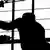 Symbolbild - Schwarzarbeit - Schwarzarbeiter: Ein Arbeiter mit einem Hammer in der Faust beim Ausholen zum Schlag, links ein Kollege mit einem Akkuschrauber in der Hand, aufgenommen am 14.09.2006 in einer Halle der Messe Friedrichshafen. Foto: Patrick Seeger +++(c) dpa - Report+++