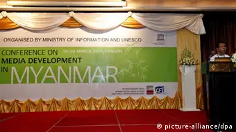 Kyaw Hsan eröffnet die internationale Medienkonferenz am 19. März 2012 in Rangun (Foto: EPA/NYEIN CHAN NAING).