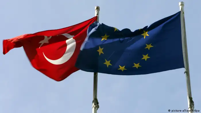 ARCHIV - Die türkische Staatsflagge (l) weht neben der EU-Fahne in Istanbul (Archivfoto vom 07.10.2005). Unter dem Eindruck neuerlicher Spannungen im deutsch-türkischen Verhältnis kommt Kanzlerin Merkel am Montag (29.03.2010) in Ankara mit Ministerpräsident Erdogan zusammen. Auf dem Programm steht eine Reihe brisanter Themen. Dazu gehören die schleppenden Beitrittsverhandlungen zwischen der Europäischen Union und dem NATO-Partner Türkei, die Lage in der Region mit Blick auf den Iran und Israel sowie der schwierige Versöhnungsprozess der Türkei mit Armenien. Foto: Matthias Schrader dpa (zu dpa 4011 vom 28.03.2010) +++(c) dpa - Bildfunk+++