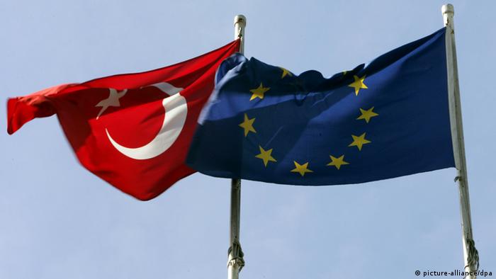 Türkische und europäische Flagge. Foto: dpa