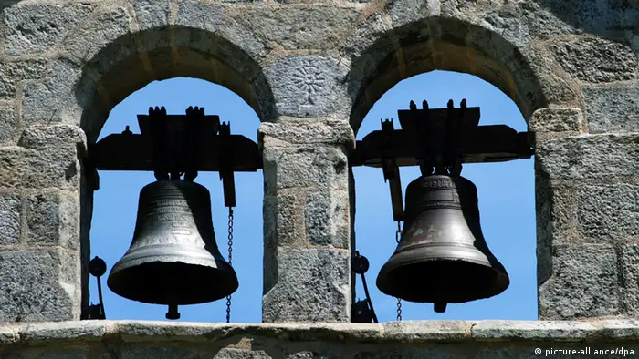 Zwei Kirchenglocken nebeneinander im Glockenturm
Foto: dpa 