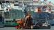 Der Eimerkettenbagger "Odin" arbeitet an der Zufahrt zu einem Tiefenliegeplatz für große Containerschiffe am Predöhlkai 1 im Hafen in Hamburg. (Archivfoto vom 10.09.2004) Das Bundeskabinett befasst sich heute (15.09.2004) mit der umstrittenen Vertiefung von Unterelbe und Unterweser. Hamburg fordert mit grundsätzlicher Unterstützung von Niedersachsen die Elbvertiefung um einen Meter, um auch größeren Containerschiffen künftig die Einfahrt in den Hamburger Hafen zu ermöglichen. Dagegen bevorzugt Bundesumweltminister Jürgen Trittin (Grüne) wegen der knappen Kassen eine Vertiefung des Hafens in Wilhelmshaven. Wirtschaft und CDU fordern eine Entscheidung für den Elbausbau. Foto: Maurizio Gambarini dpa/lno Der Eimerkettenbagger "Odin" arbeitet an der Zufahrt zu einem Tiefenliegeplatz für große Containerschiffe am Predöhlkai 1 im Hafen in Hamburg. (Archivfoto vom 10.09.2004) Das Bundeskabinett befasst sich heute (15.09.2004) mit der umstrittenen Vertiefung von Unterelbe und Unterweser. Hamburg fordert mit grundsätzlicher Unterstützung von Niedersachsen die Elbvertiefung um einen Meter, um auch größeren Containerschiffen künftig die Einfahrt in den Hamburger Hafen zu ermöglichen. Dagegen bevorzugt Bundesumweltminister Jürgen Trittin (Grüne) wegen der knappen Kassen eine Vertiefung des Hafens in Wilhelmshaven. Wirtschaft und CDU fordern eine Entscheidung für den Elbausbau. Foto: Maurizio Gambarini dpa/lno
