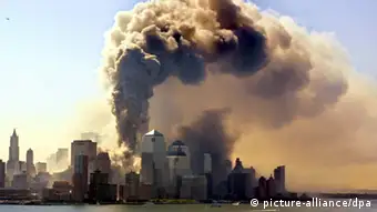 ARCHIV - Ein Turm des bei dem Terroranschlag von zwei Passagiermaschienen getroffenen World Trade Centers in New York stürzt ein und eine Wolke aus Staub, Rauch und Asche steigt in die Luft (Archivfoto vom 11.09.2001). Osama Bin Laden (undatiertes Archivfoto), der meistgesuchte Terrorist der Welt, ist tot. Das sagte US-Präsident Barack Obama in einer Fernsehansprache am Sonntag (Ortszeit) in Washington. Foto: Hubert Boesl dpa (zu dpa 0116 vom 02.05.2011) +++(c) dpa - Bildfunk+++