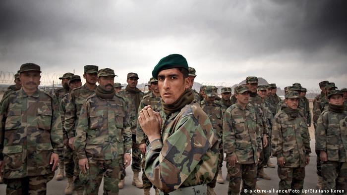 Afghanische Soldaten in einem Camp (Foto: picture-alliance/Foto Up/Giuliano Koren)