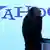 Ein Messebesucher steht in Düsseldorf vor dem Schriftzug von Yahoo (Archivbild: dapd)