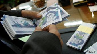 Eine Bankangestellte zählt Geldscheine im Iran (Foto: www.asio.ir)