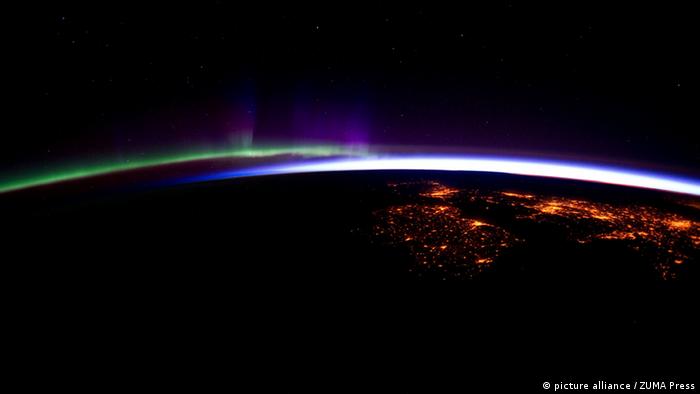 Oneweb Of 600 Internet Satellites In Space Science In Depth Reporting On Science And Technology Dw 26 02 19