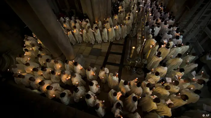 Catholic clergy walk holding candles during the Holy Thursday procession of the Washing of the Feet inside the Church of the Holy Sepulchre, traditionally believed to be the burial site of Jesus Christ, in Jerusalem's Old City, Thursday, April 5, 2012. (Foto:Bernat Armangue/AP/dapd)