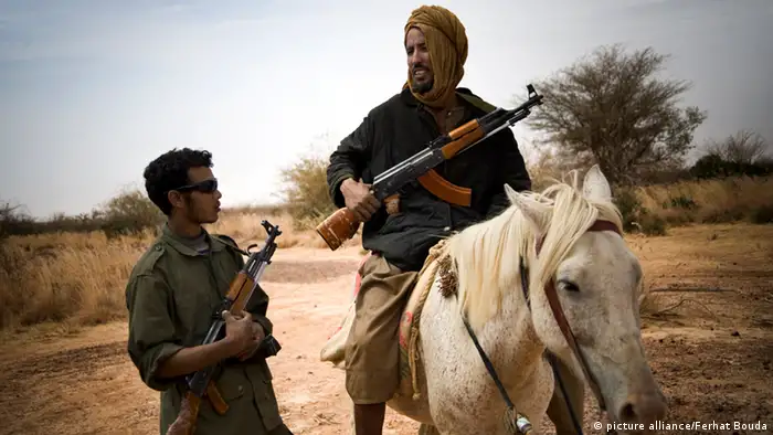 Bewaffnete Tuareg-Rebellen unterwegs mit ihrem Pferd; Nordmali am 15.02.2012. Nach dem Sturz von Gaddafi in Libyen ist der Bürgerkrieg in Mali zwischen Tuareg-Rebellen und den Regierungstruppen eskaliert. Fast 130.000 Menschen befinden sich laut UN auf der Flucht. Rund die Hälfte flüchtete ins Ausland, die andere Hälfte sind Binnenflüchtlinge. Durch die bestehende Nahrungsmittelknappheit in der Sahelzone droht eine humanitäre Katastrophe.