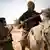 Bewaffnete Tuareg-Rebellen unterwegs mit ihrem Pferd; Nordmali