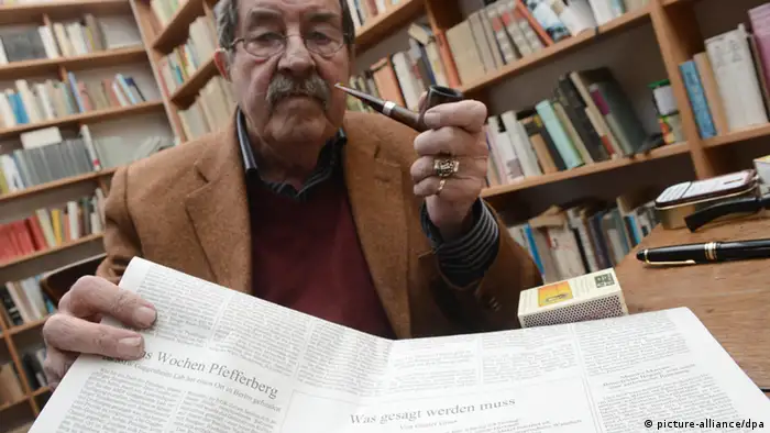 Literaturnobelpreisträger Günter Grass hält sein umstrittenes Israel-Gedicht hoch