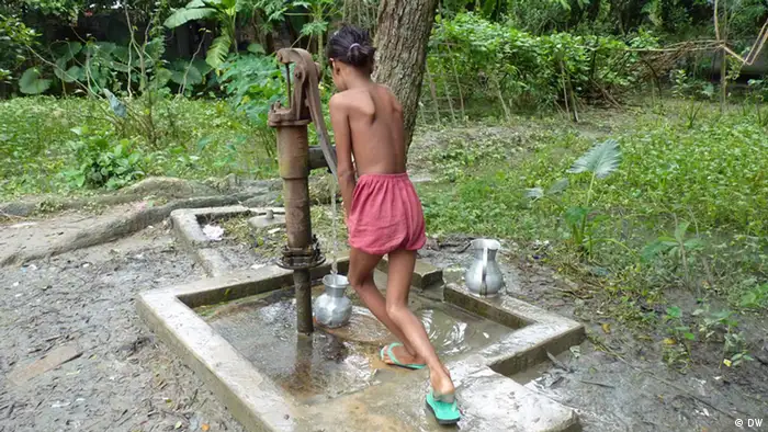 Future Now Projekt Arsen Bild 3 Mädchen an Wasserpumpe pumpt Wasser in Blechbehälter Bangladesch, Noa Para 09.10.2010 Foto: Sandra Petersmann, DW