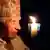 Papst Benedikt XVI.mit dem Osterlicht während der Osternachtsmesse im Petersdom (Foto: rtr)