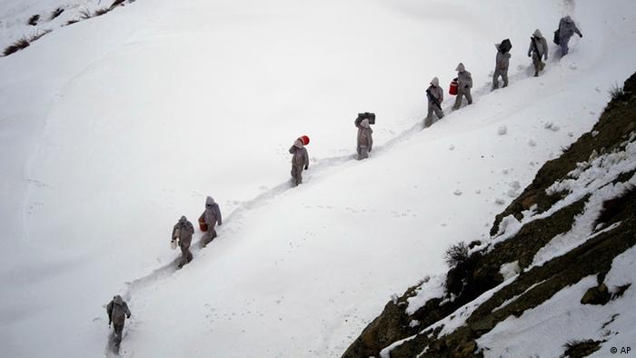 ARCHIV Siachen Gletscher Pakistan 130 Soldaten von Lawine verschüttet pakistanischer Armeehelikopter