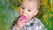 Baby mit Ostereiern Baby mit Ostereiern