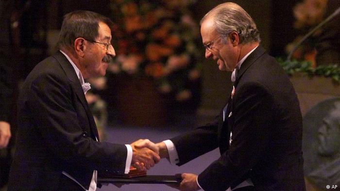 Гюнтеру Грассу вручают Нобелевскую премию