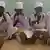 Nigeria Koranschule Schüler Schüler in weißen Gewänder sitzen auf dem Fußboden im Klassenraum in einer neuer/moderner Koranschule in Sokoto, Nigeria Wer hat das Bild gemacht?: Aminu Abdullahi Abubakar (DW Korrespondent) Wann wurde das Bild gemacht?: 10.04.2012 Wo wurde das Bild aufgenommen?: Sokoto / Nigeria
