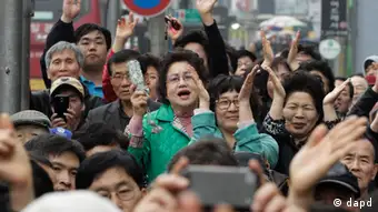 Supporters of the ruling Saenuri Party cheer as Park Geun-hye, head of the party's interim governing body, speaks during a street campaign for the April 11 parliamentary election in Seoul, South Korea, Tuesday, April 10, 2012. (Foto:Ahn Young-joon/AP/dapd)
