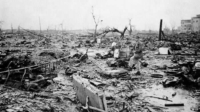 *** File *** About one month after the dropping of the first atomic bomb on Aug. 6, 1945, an allied correspondent examines the landscape of destruction at Hiroshima, Japan. (APN Photo) *** zu unserem Korr. Japan/Weltkrieg/Hiroshima/Jahrestag***